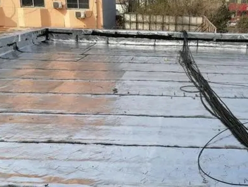秦皇岛市卫生间漏水维修公司分享下秦皇岛市屋面楼顶防水刚性防水层施工要点。
